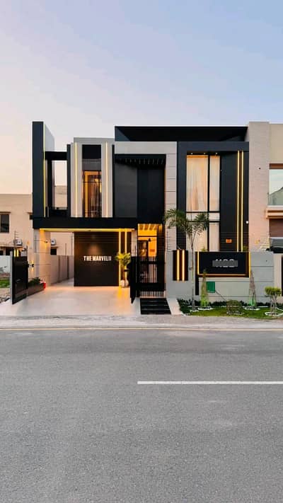 10 Marla Luxury House is Available for Rent in Bahria Town Lahore