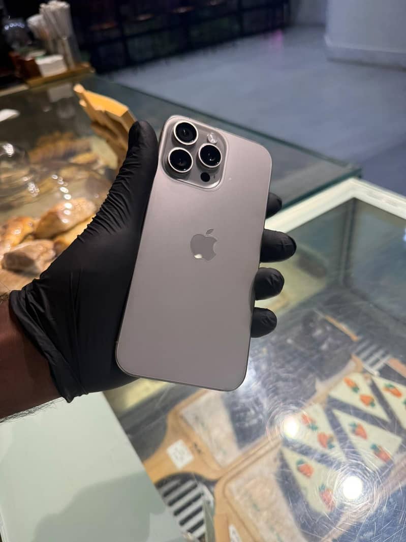 iphone 16 pro max 1