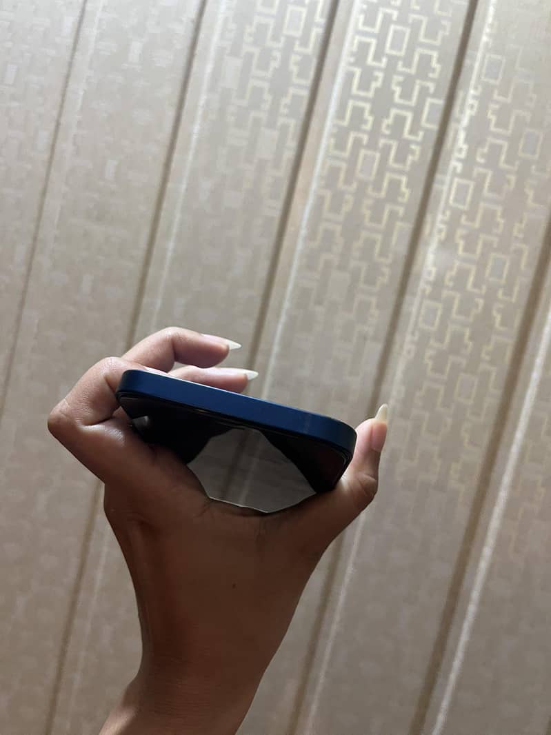 Apple iPhone 12 4
