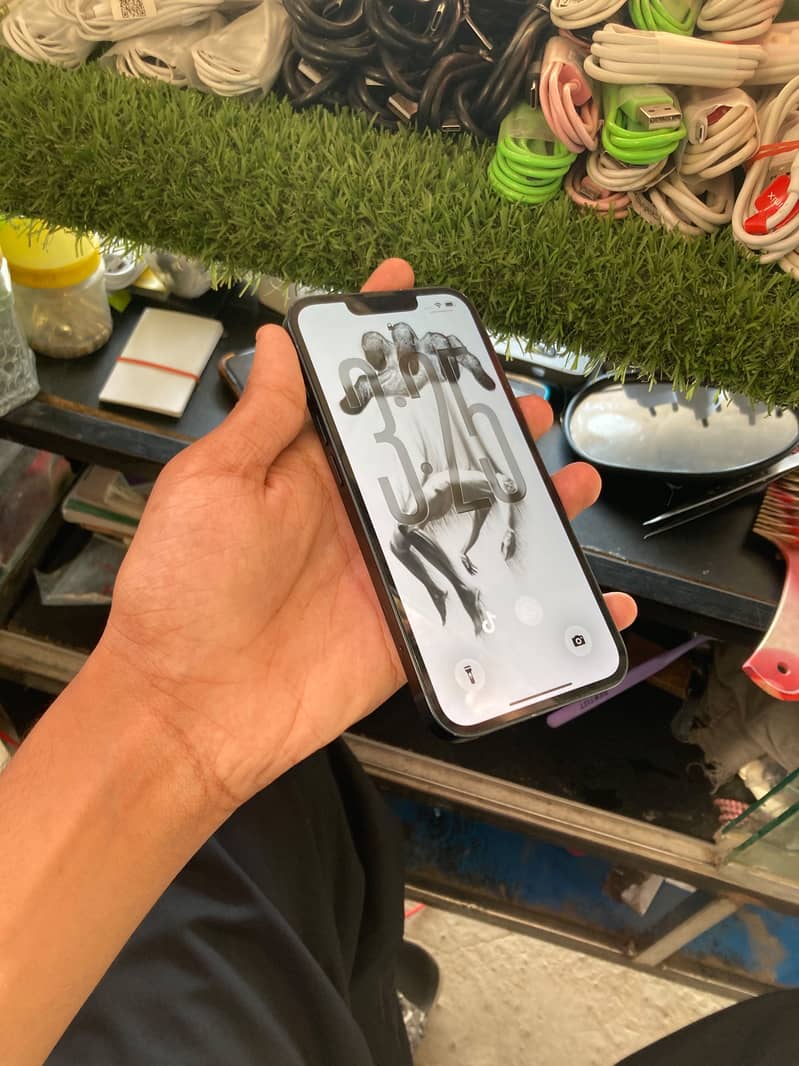 Apple iPhone 13 1