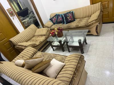 Premium table set of 2 excellent condition
