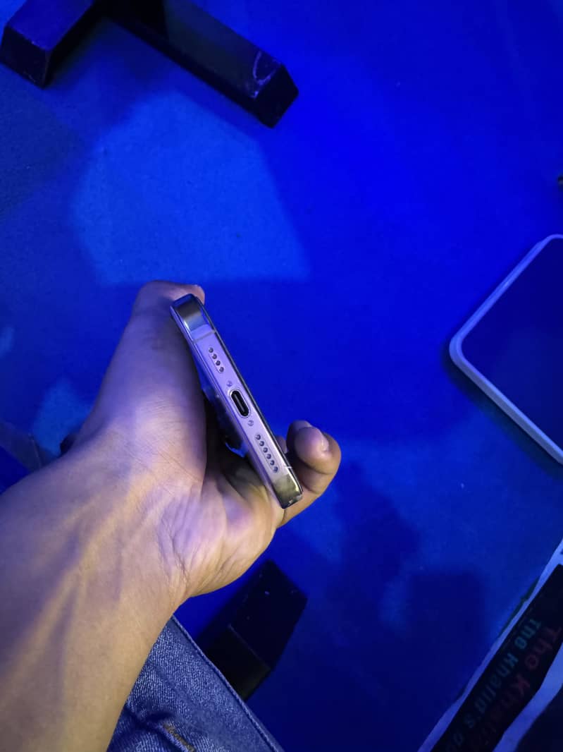 Apple iPhone 16 Pro Max 9