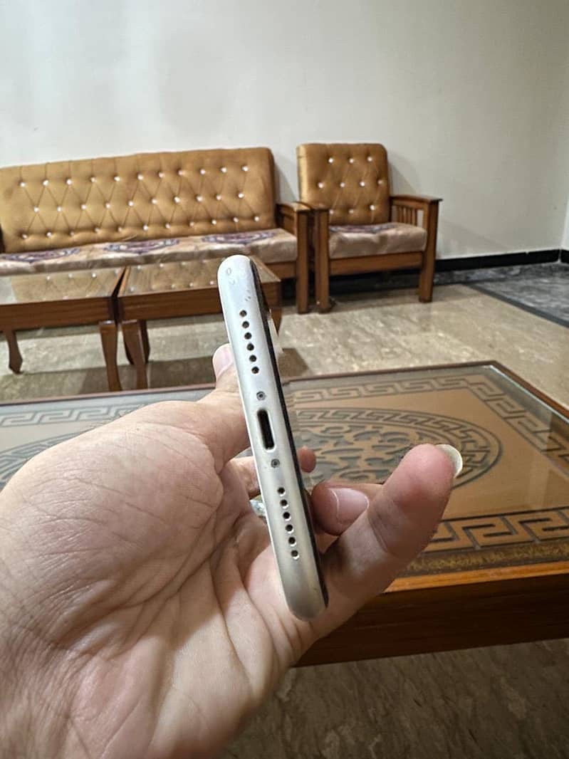 Apple iPhone 11 4