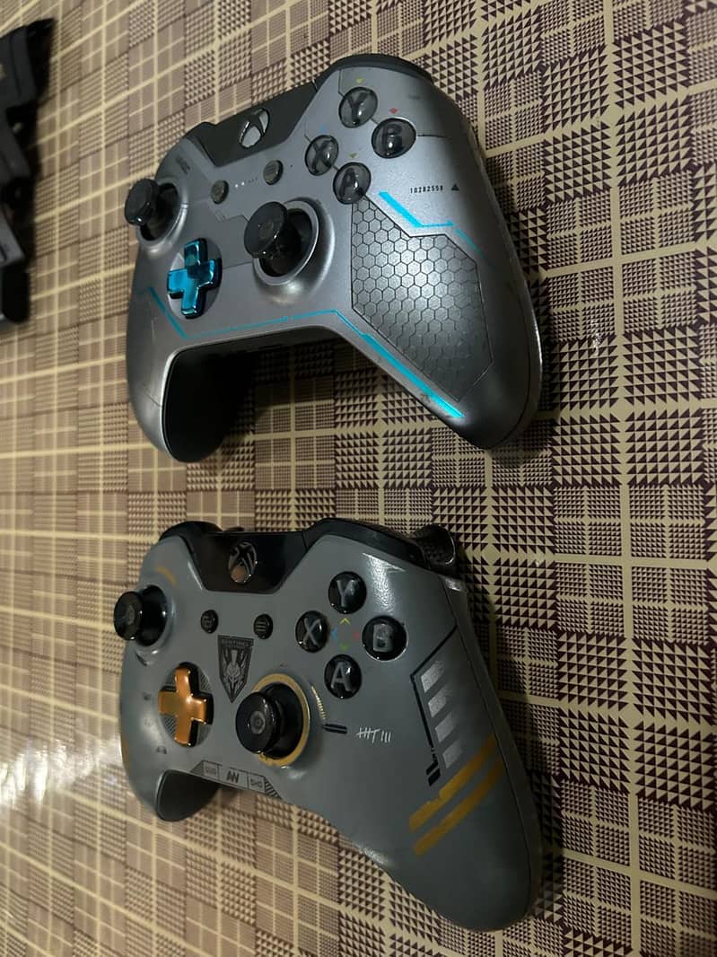 xbox one controllers 2