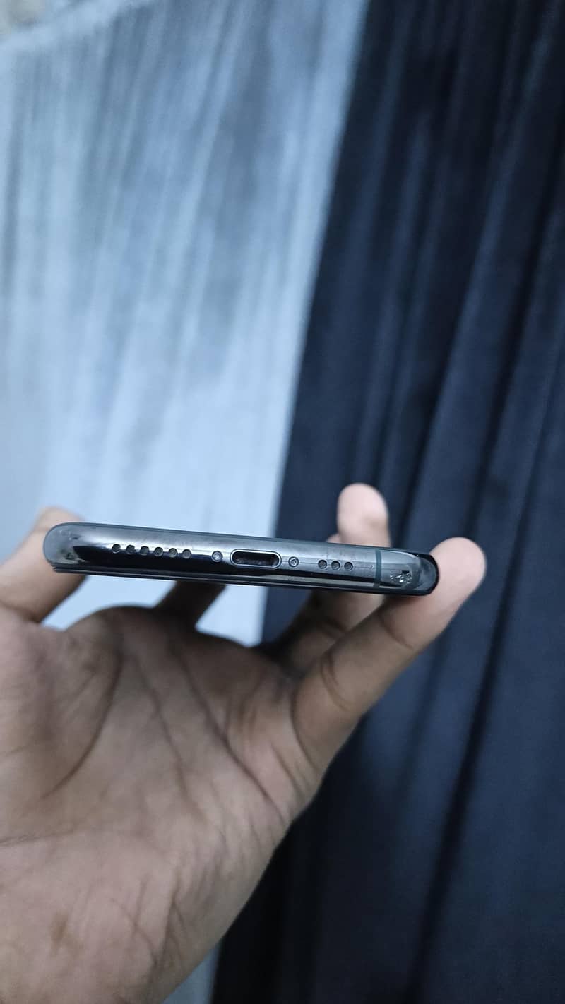 Apple iPhone 11 Pro 4