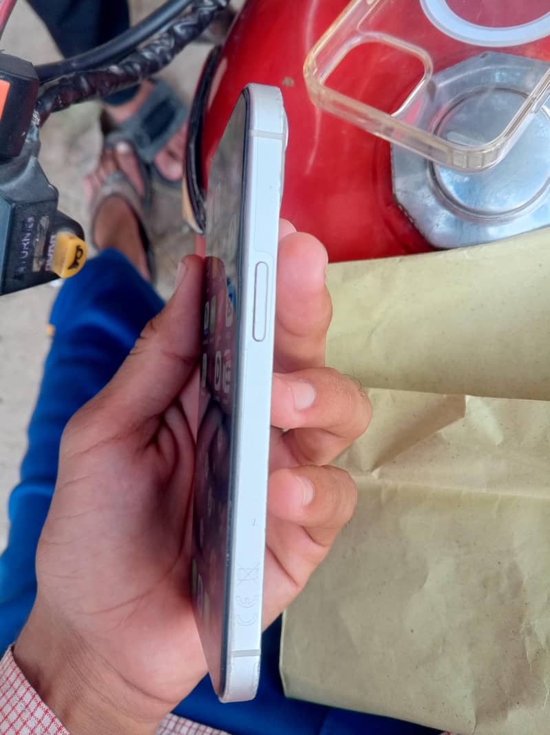 Apple iPhone 13 2