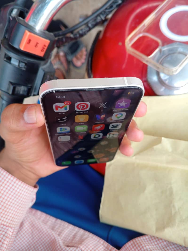 Apple iPhone 13 5