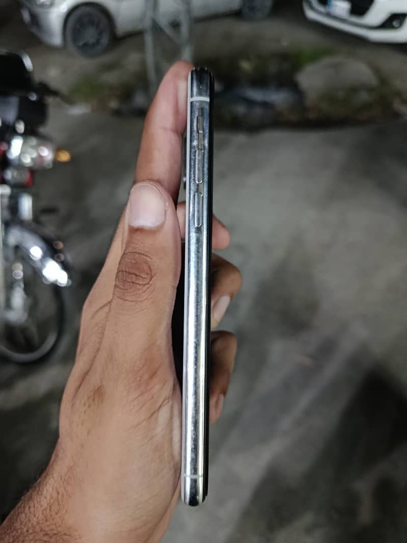 Apple iPhone X 4