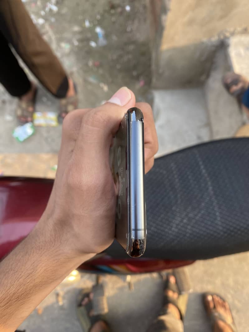 Apple iPhone 11 Pro Max 4