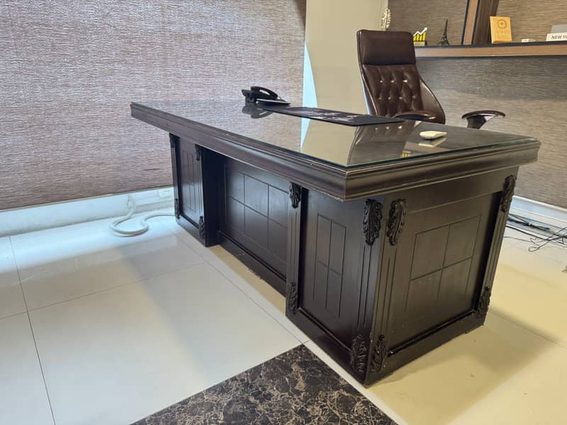 Executive Table almost New 0