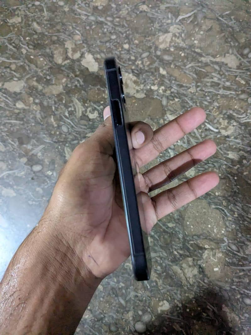 Apple iPhone 12 4