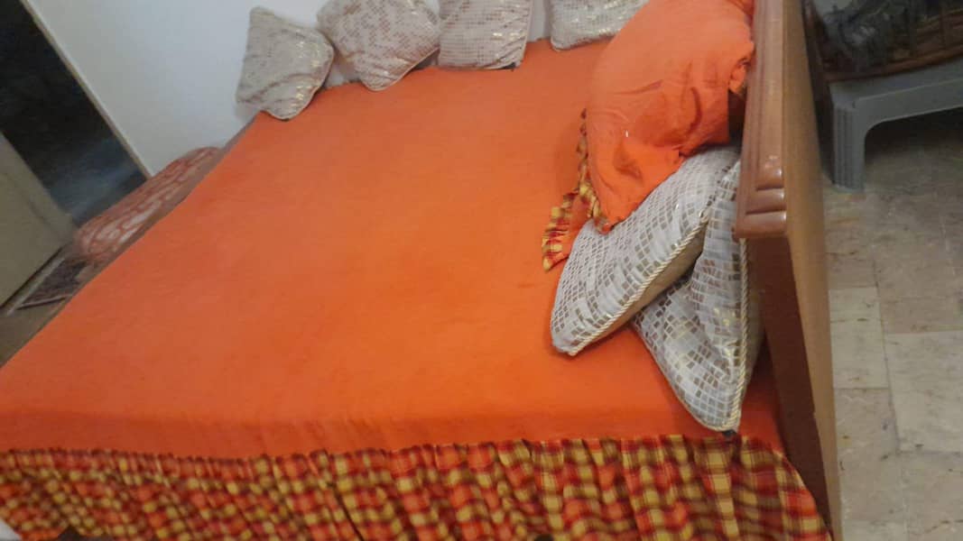 solid wood bed 0