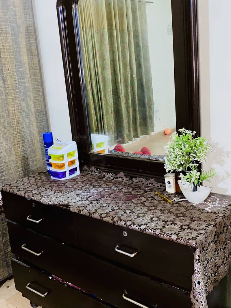 Bed with side tables or dressing table 0