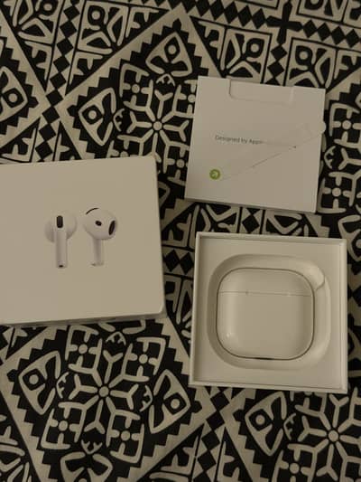 Apple Airpods 4 - Slightly Used (Almost new)