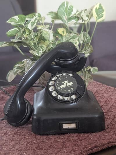 ANTIQUE BLACK ROTARY VINTAGE LANDLINE