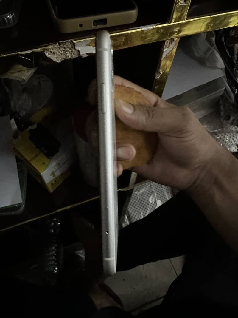 Apple iPhone 11 4