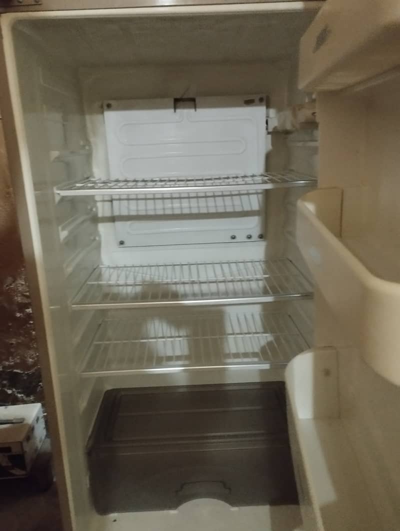 Dawlance 2-Door Refrigerator – Excellent Working Condition 4