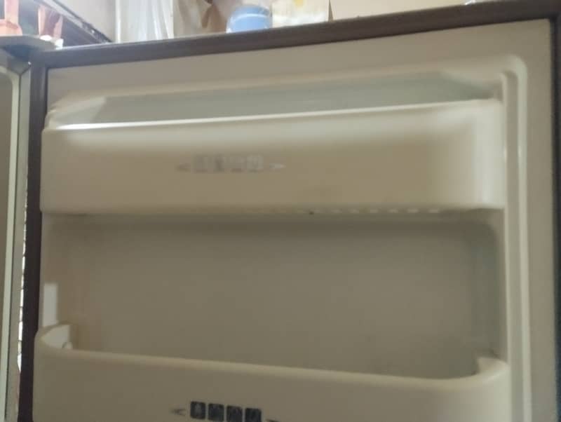 Dawlance 2-Door Refrigerator – Excellent Working Condition 5