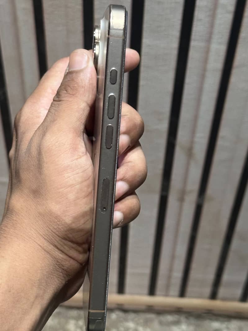 Apple iPhone 16 Pro Max 2