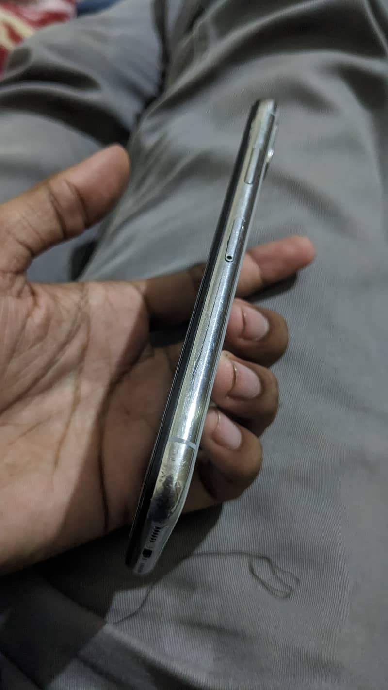 Apple iPhone X 4