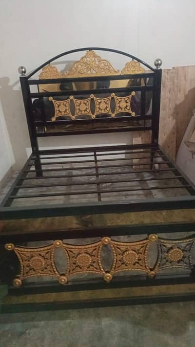 double bed size 5:30 foot 1 Sal use Hua Hai bagair mattress ke