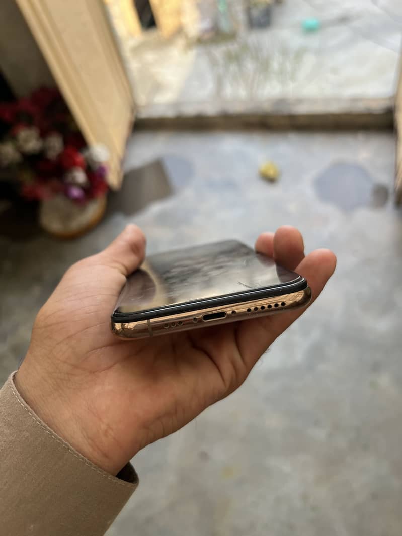 Apple iPhone XS 4