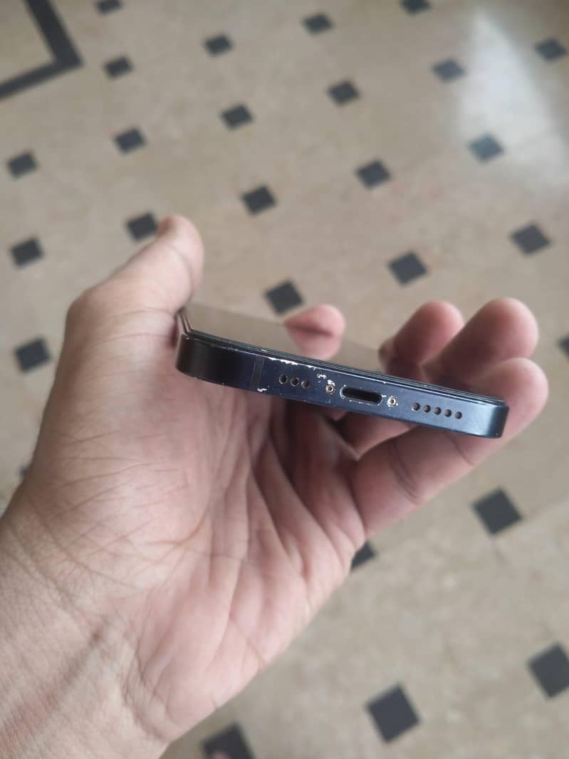 Apple iPhone 12 4