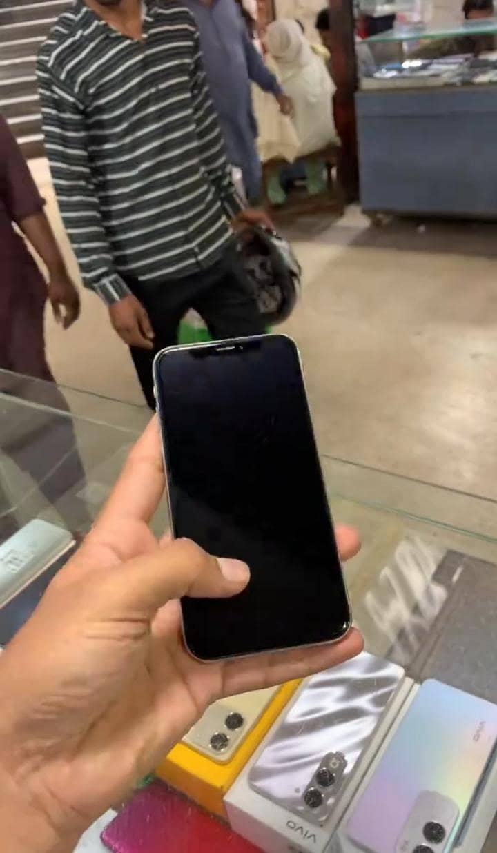 Apple iPhone X 4