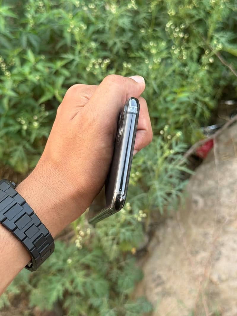 Apple iPhone 11 Pro Max 2