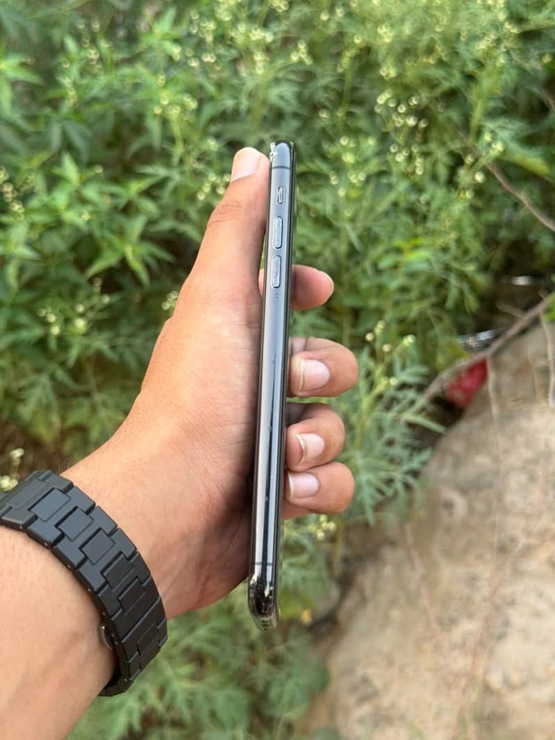 Apple iPhone 11 Pro Max 4