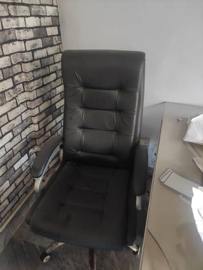 2 office chairs and 2 sofa chairs good condition