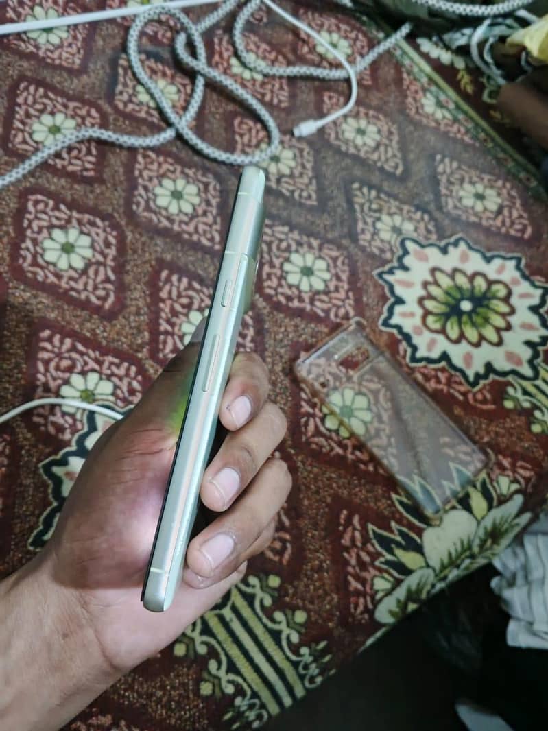 Google Pixel 7 4