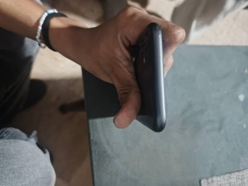 Apple iPhone 11 4