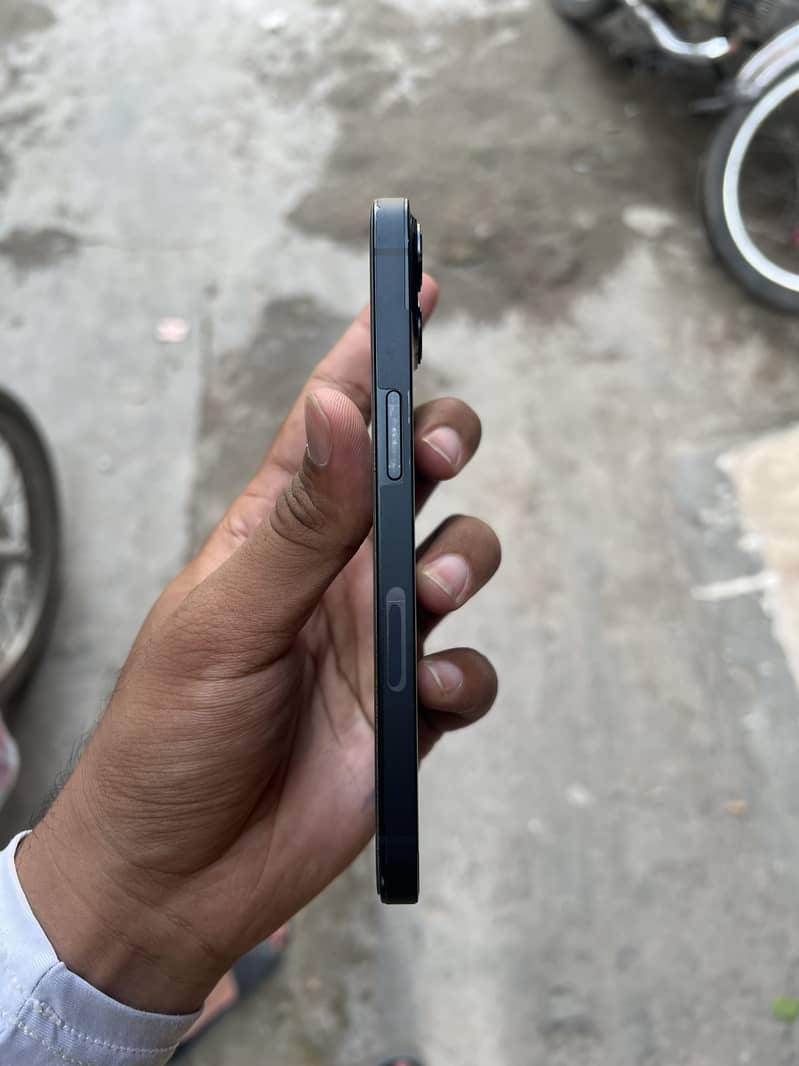 Apple iPhone 13 2