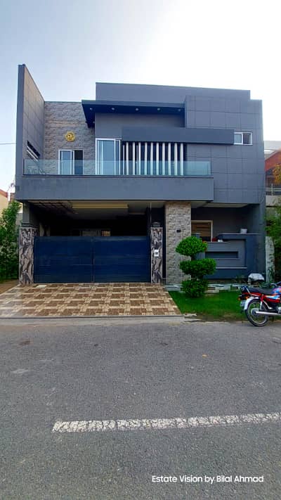 0321 86 10 688 Beautiful 7Marla house with 4 bedroom double kitchen double Tv lounge Taurus 1study room 1store big car garage