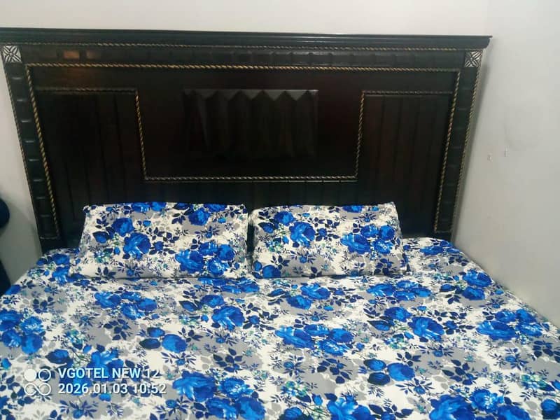 bed and dressing 0