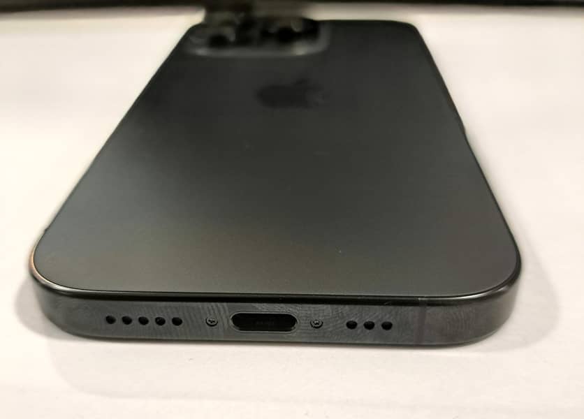 Apple iPhone 16 Pro 1
