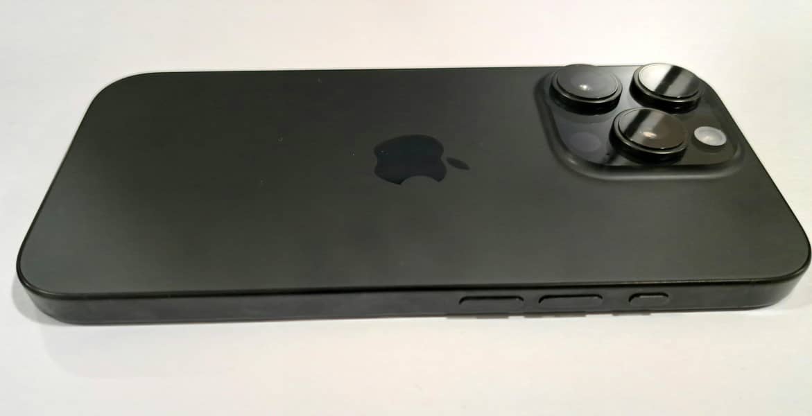 Apple iPhone 16 Pro 2