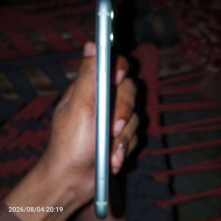 Apple iPhone 11 4