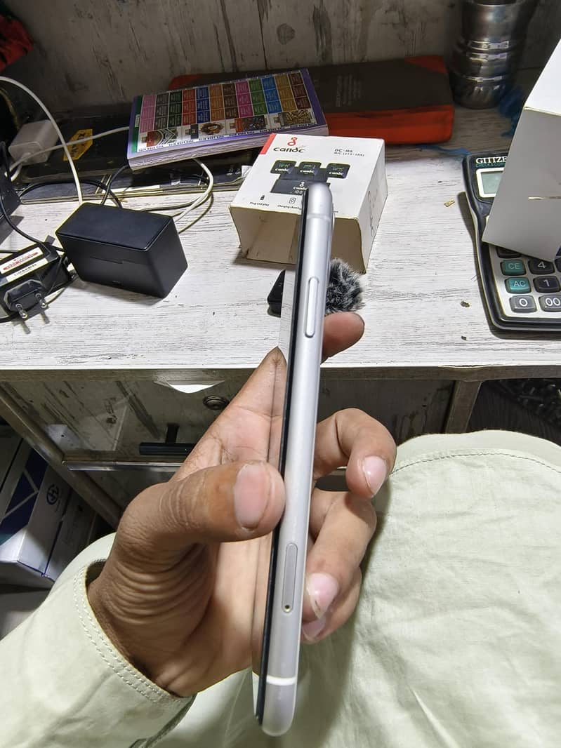 Apple iPhone 11 3