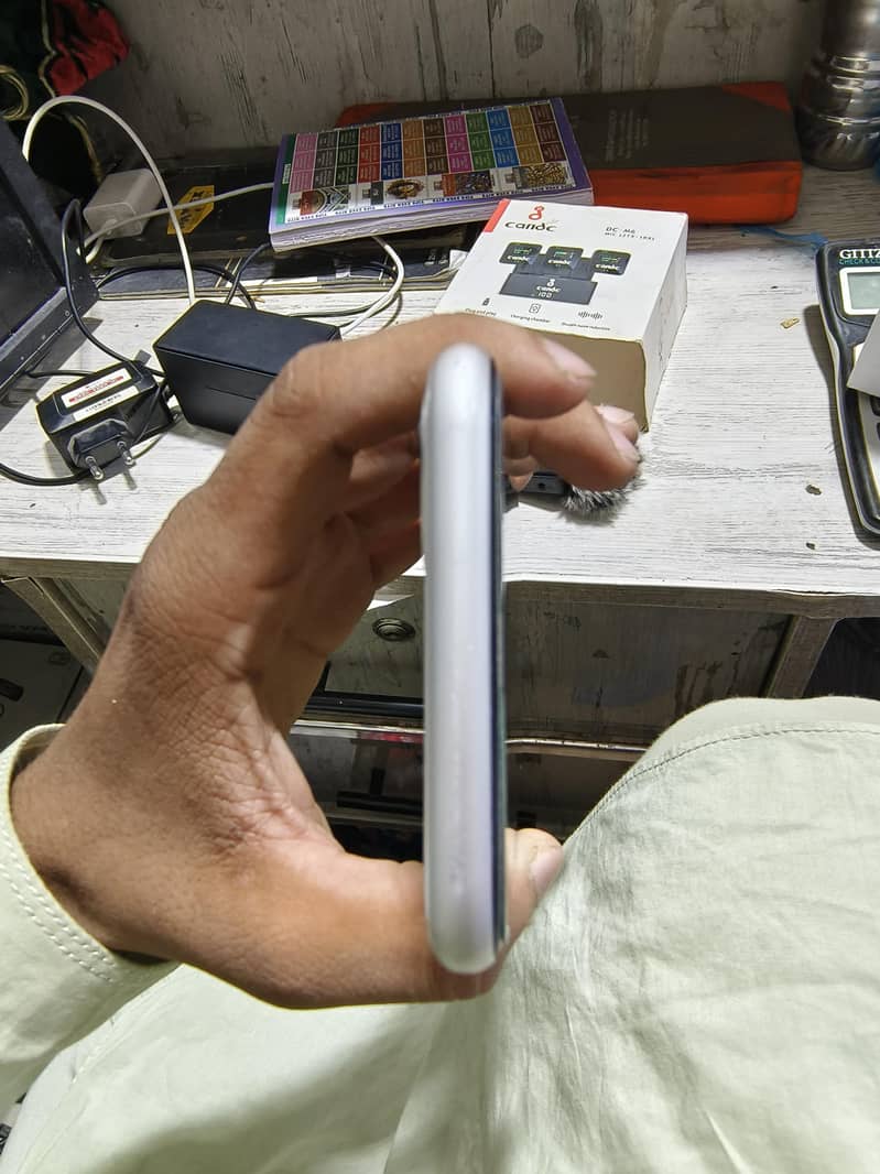 Apple iPhone 11 4