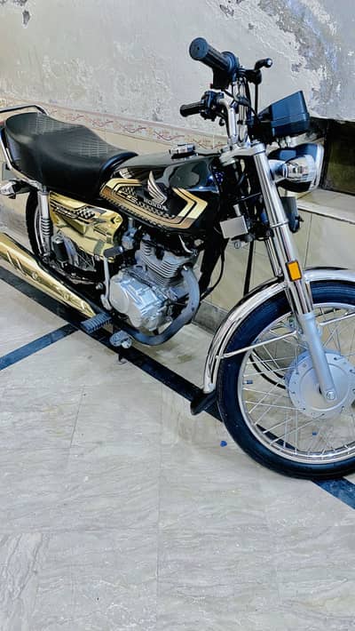 Hi I’m selling Honda gold edition 24/25 last month