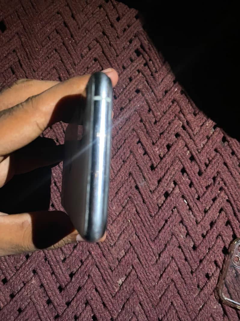 Apple iPhone 11 Pro 4