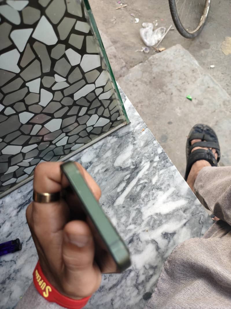 Apple iPhone 13 2