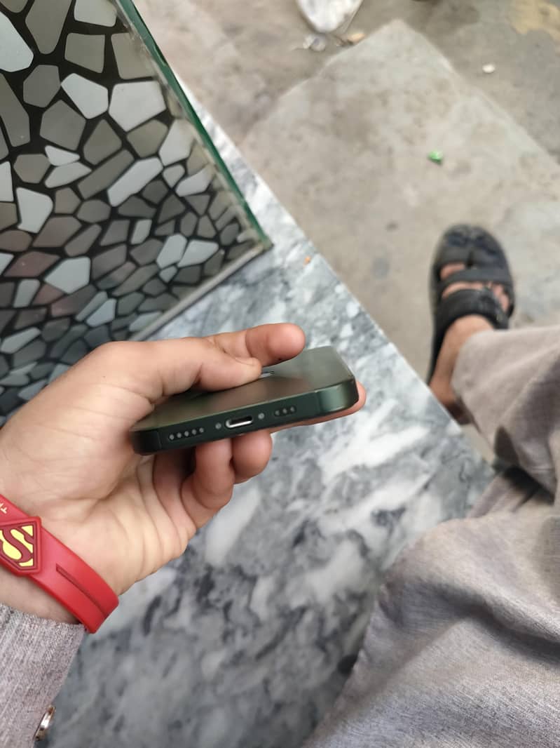 Apple iPhone 13 6