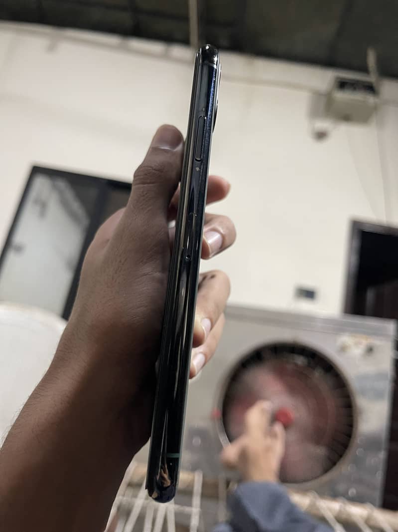 Apple iPhone 11 Pro Max 4