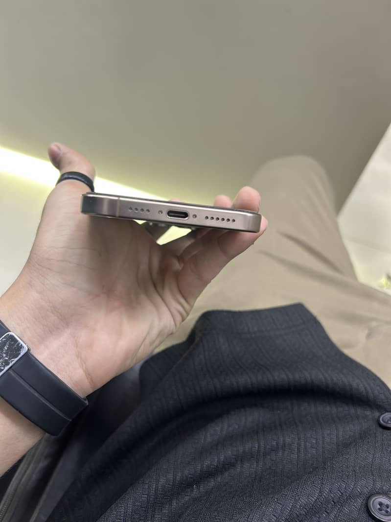 Apple iPhone 16 Pro Max 4
