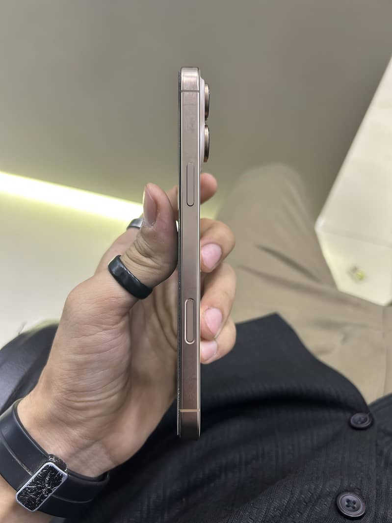 Apple iPhone 16 Pro Max 8