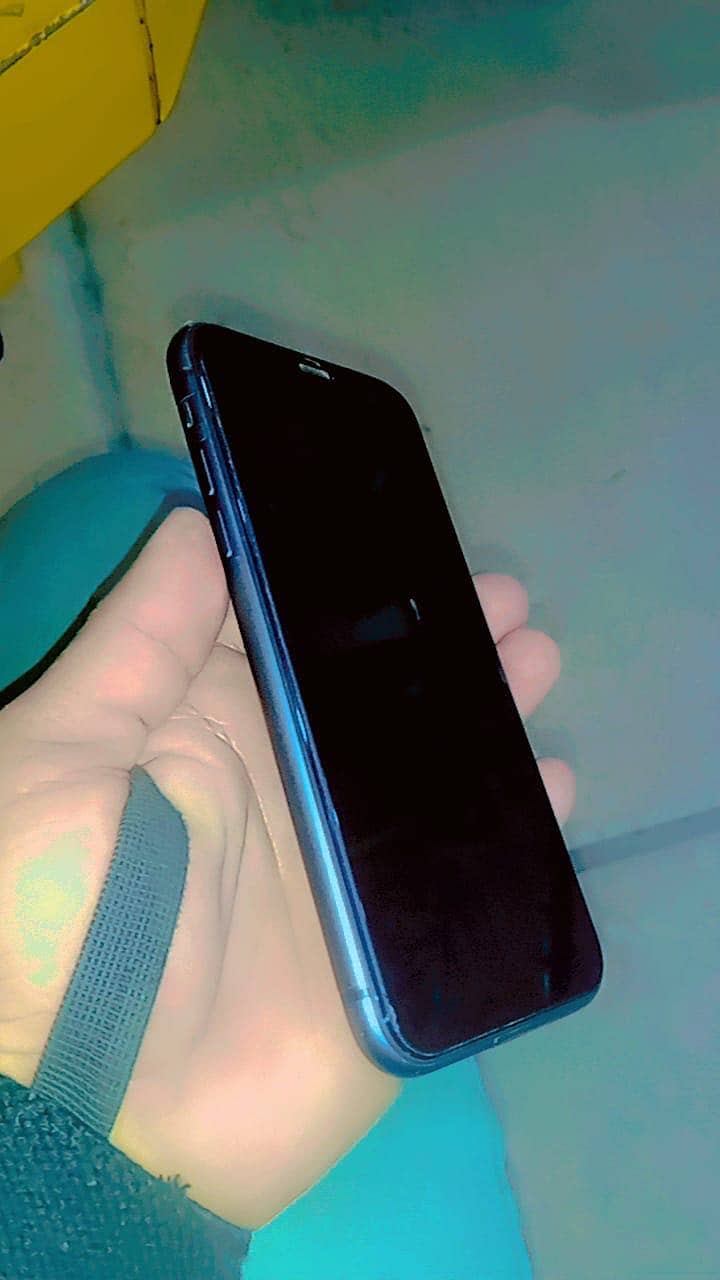 Apple iPhone 11 4