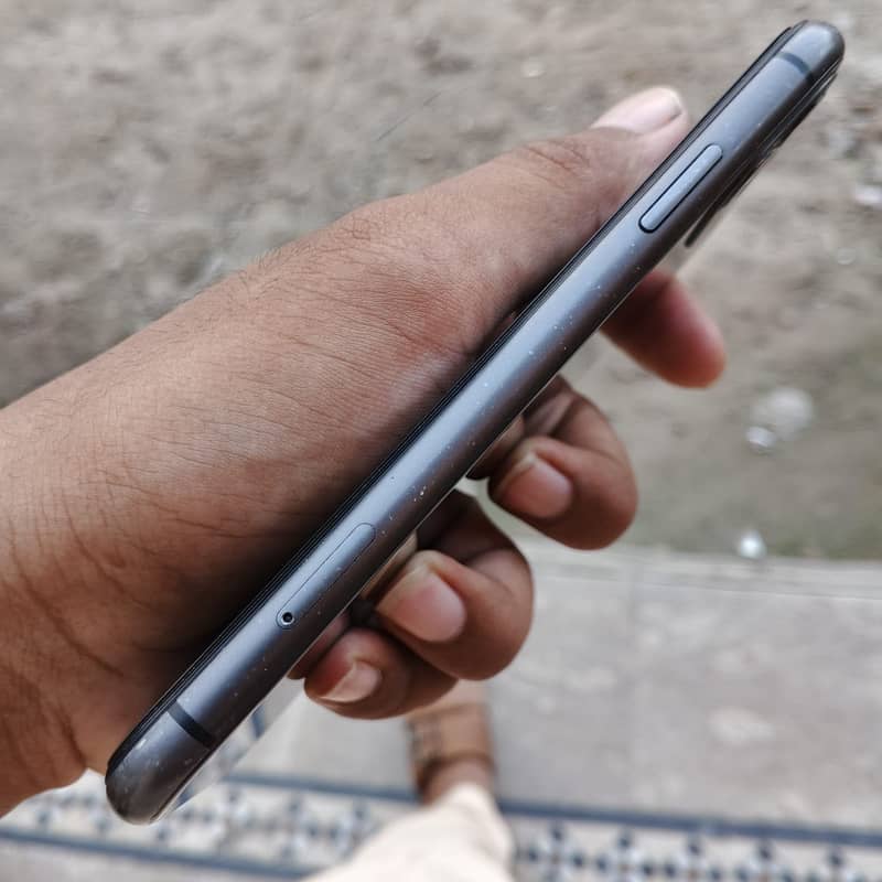 Apple iPhone 11 4